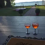 Villa Ház A Tónál / The Lake House *