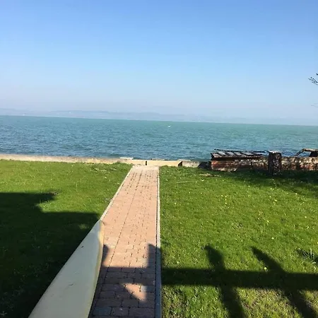 Villa Ház A Tónál / The Lake House