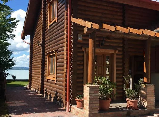 Ház A Tónál / The Lake House *