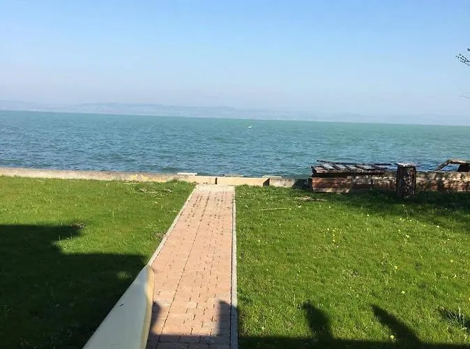 Villa Ház A Tónál / The Lake House