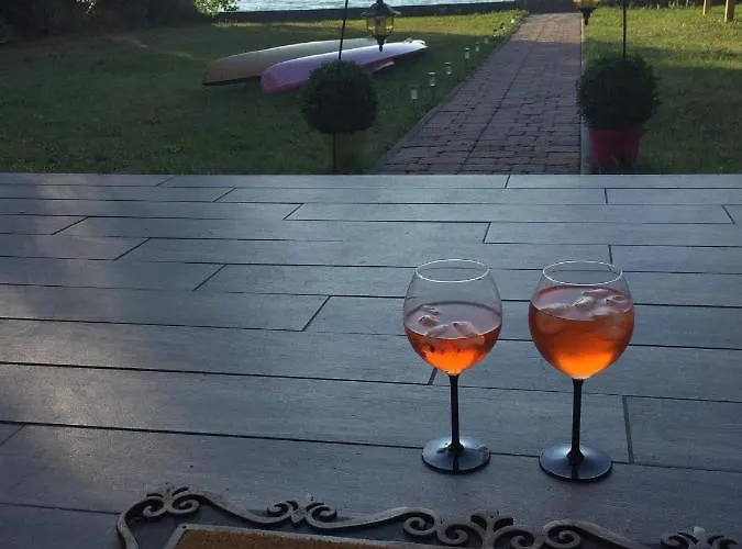 Villa Ház A Tónál / The Lake House *