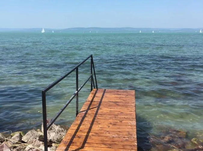 Villa Ház A Tónál / The Lake House Balatonszarszo